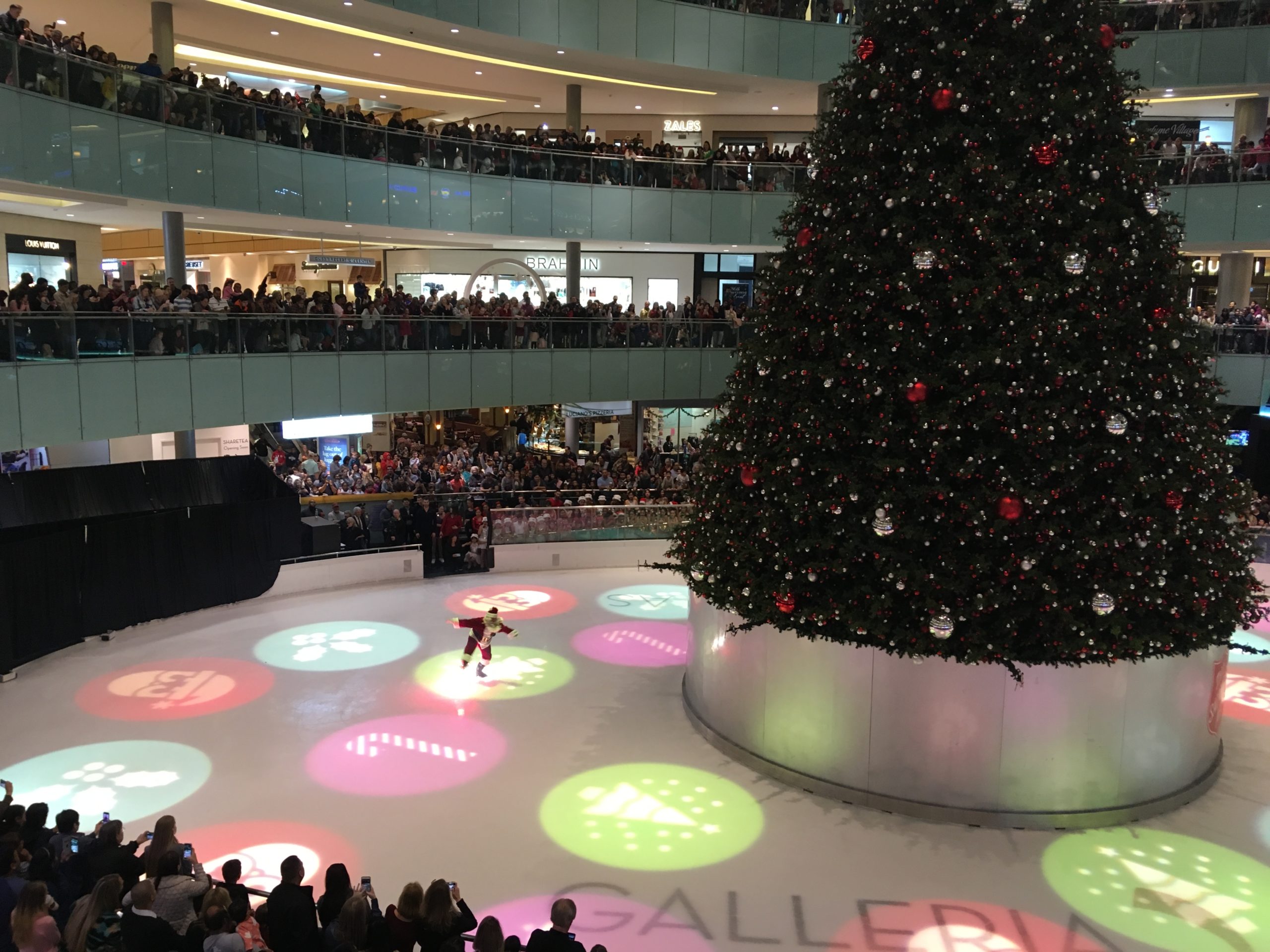 ギャレリアダラスに巨大クリスマスツリーとアイススケートショーを観に行こう