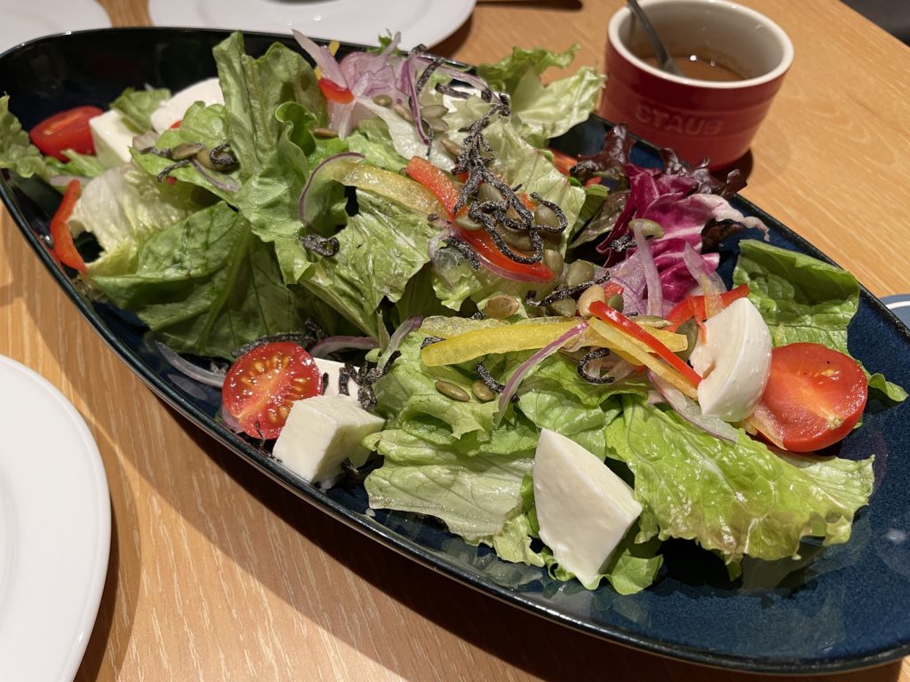 フォーポイントバイシェラトン名古屋 エボリューションのディナー モッツァレラとトマトのサラダ