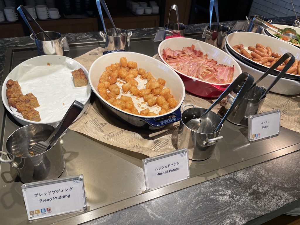 フォーポイントバイシェラトン名古屋 朝食ビュッフェの洋食コーナー ベーコンとハッシュドポテト