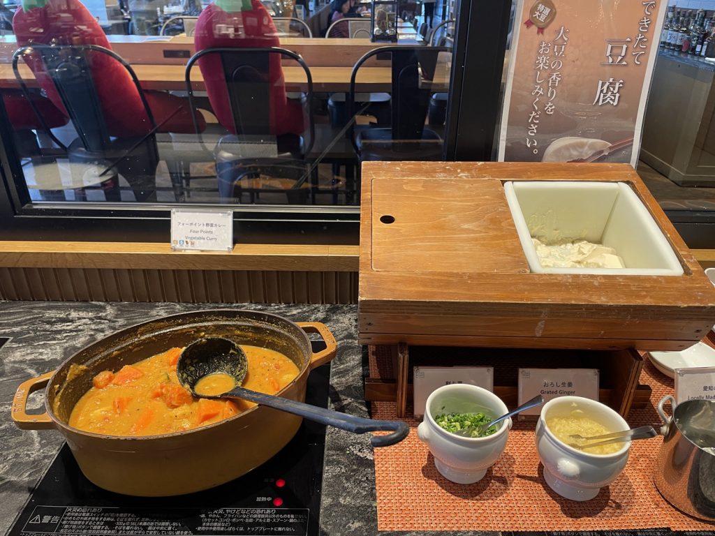 フォーポイントバイシェラトン名古屋 朝食ビュッフェのフォーポイント野菜カレーとできたて豆腐