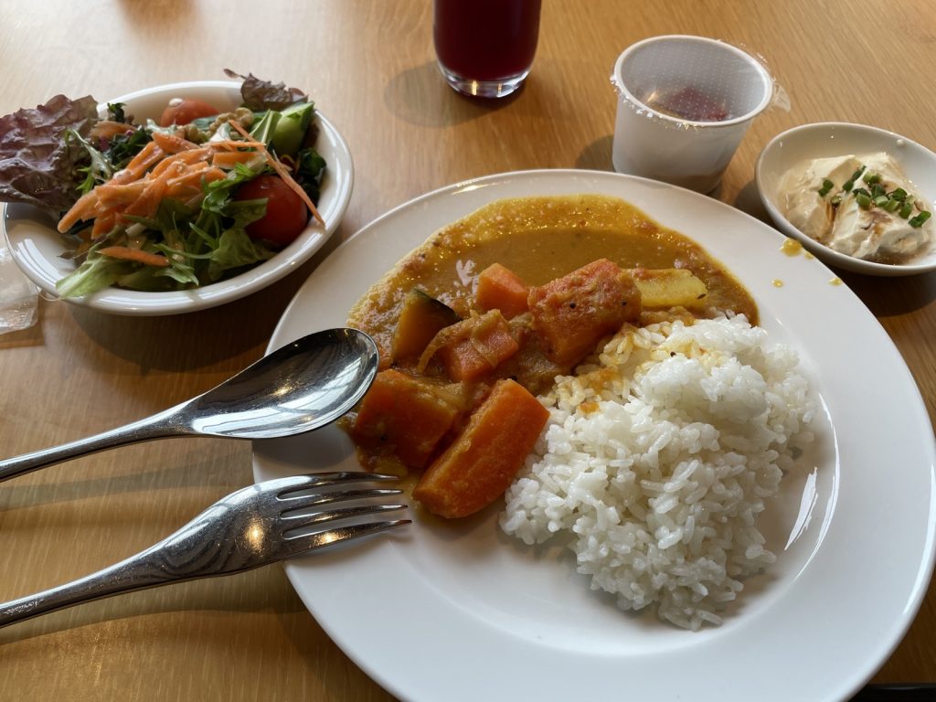 フォーポイントバイシェラトン名古屋 朝食ビュッフェで取った野菜カレーとサラダと冷奴