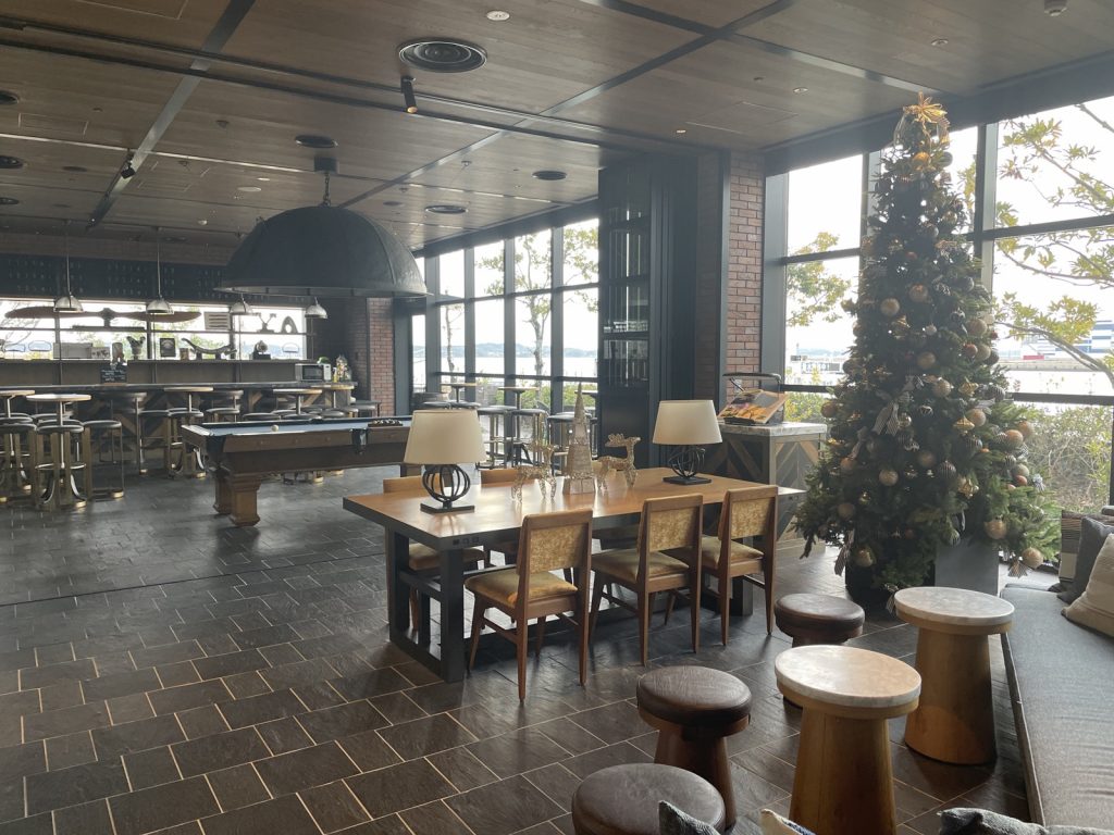 フォーポイントバイシェラトン名古屋 1階バーBest Brewsのビリヤード台とクリスマスツリー