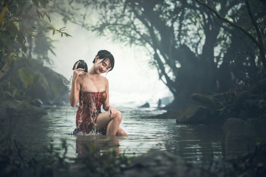 女性が川で入浴