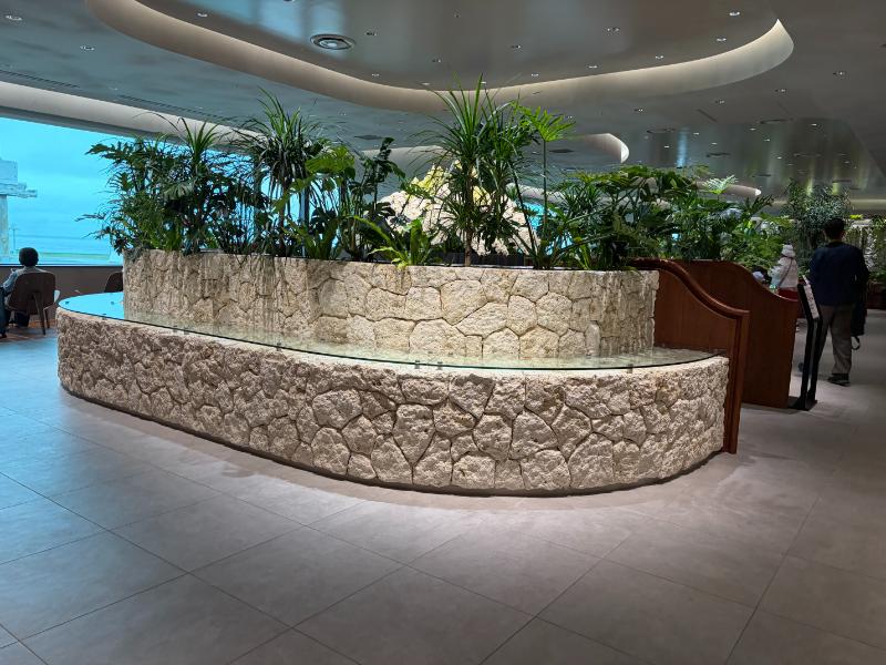 那覇空港ラウンジ華 琉球石灰岩と植栽をあしらったラウンジ中央のオブジェ