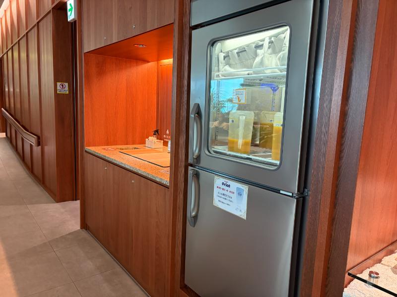 那覇空港ラウンジ華 沖縄ジュースを補充する冷蔵庫と給湯コーナー