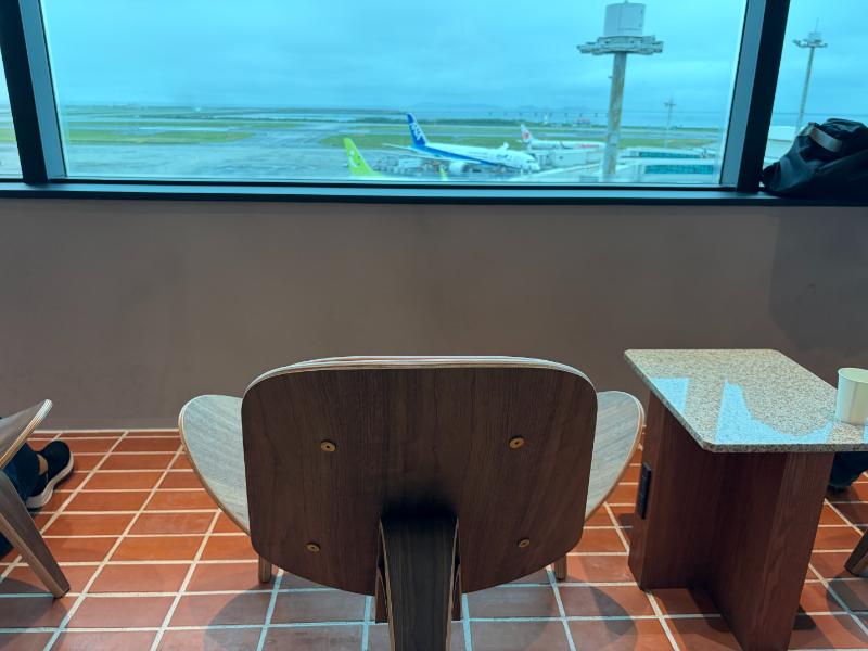 那覇空港ラウンジ華 滑走路と飛行機が見える窓際のカウンター席