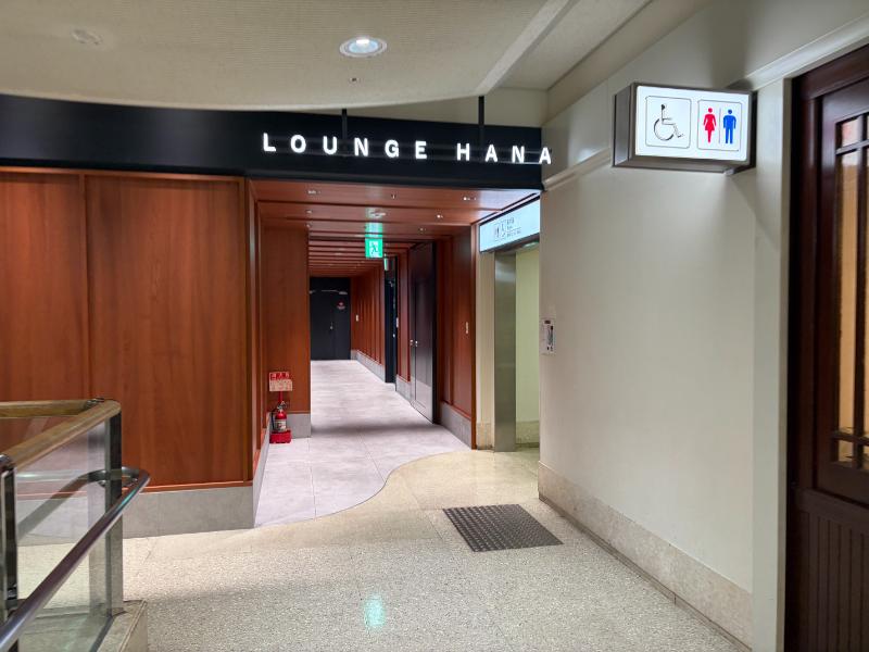 那覇空港ラウンジ華 4階に移転したLOUNGE HANAの入口と通路