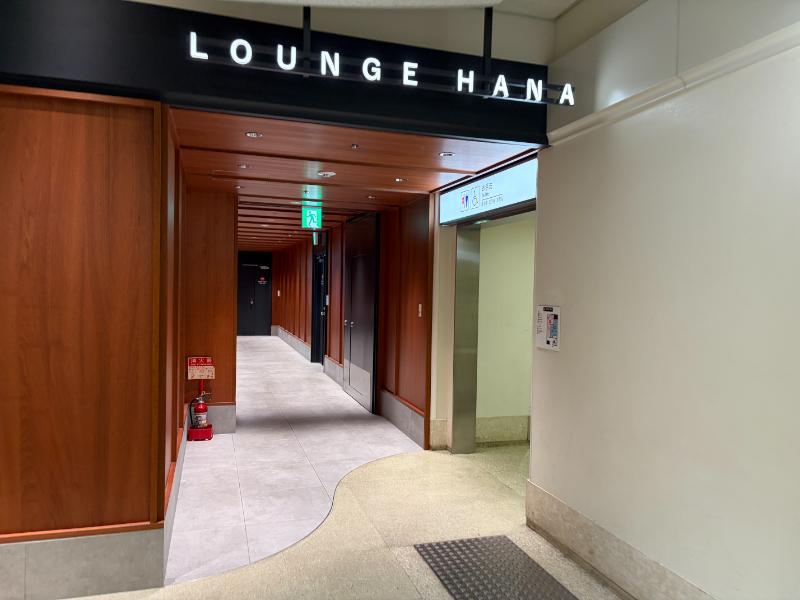 那覇空港ラウンジ華 LOUNGE HANAと書かれた入口サイン