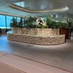 那覇空港ラウンジ華 晴天時に海が見える窓際のソファ席と植栽オブジェ