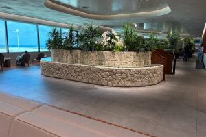 那覇空港ラウンジ華 晴天時に海が見える窓際のソファ席と植栽オブジェ
