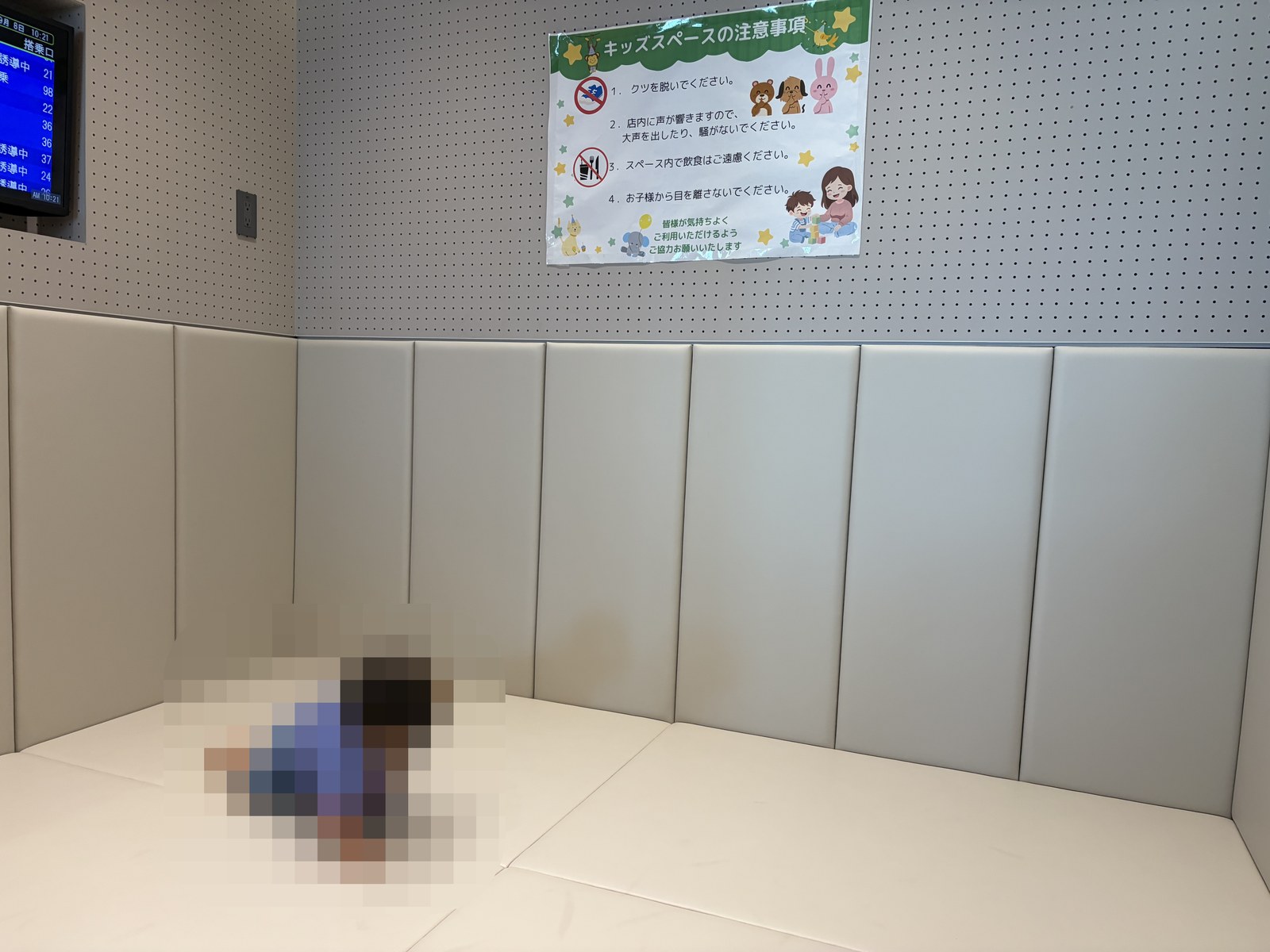 那覇空港ラウンジ華 キッズスペースの注意事項の掲示とフライト情報モニター