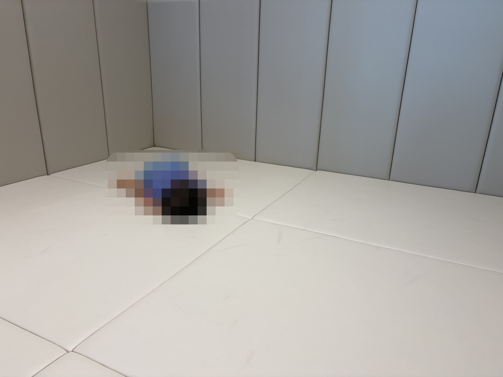 那覇空港ラウンジ華 キッズスペースの床に敷かれたクッションマット