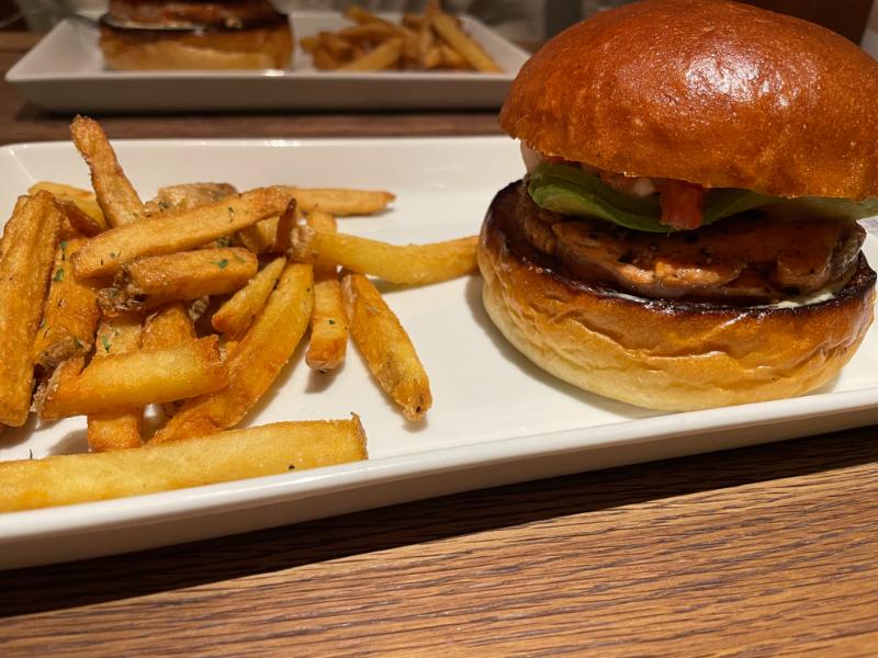 アロフト大阪堂島の隣のバーガー