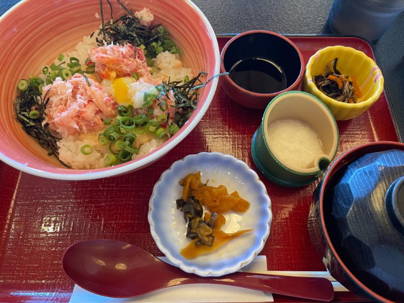 空港レストランだからと言って侮るなかれ 紅ズワイガニらぁ麺 まるはち屋