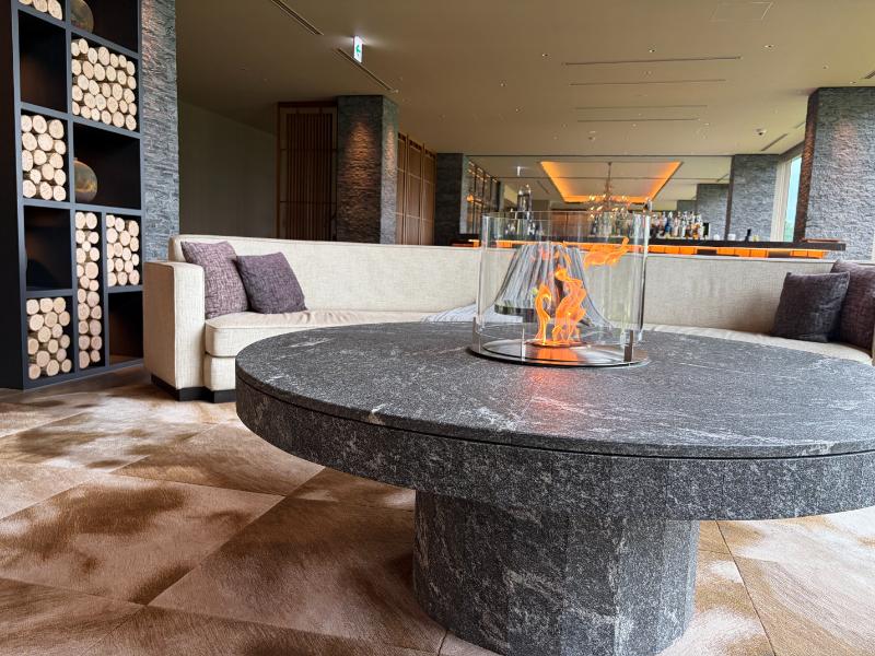 東山ニセコビレッジ、リッツ・カールトン・リザーブ Ume Lounge 暖炉