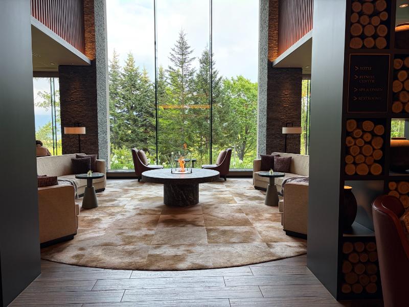 東山ニセコビレッジ、リッツ・カールトン・リザーブ Ume Lounge 窓からの眺め
