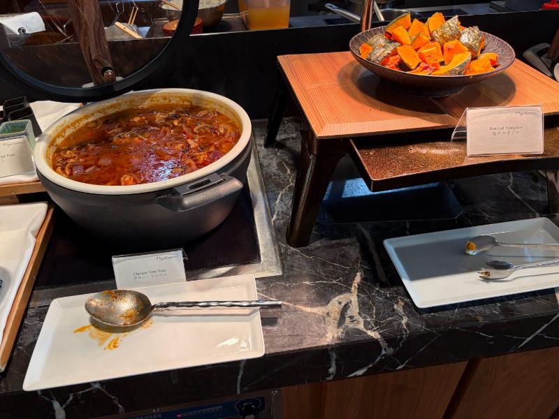 東山ニセコビレッジ、リッツ・カールトン・リザーブ 朝食ビュッフェ チキントマト煮込み