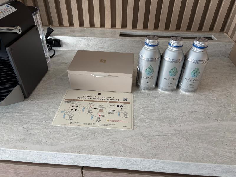 サンセットスイートのネスプレッソマシンとミネラルウォーター