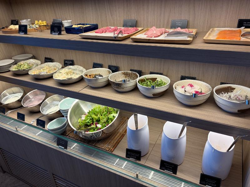 シオカの朝食ビュッフェ ハムとサラダ