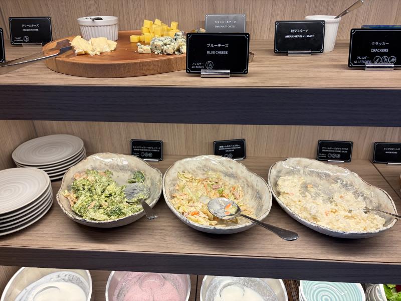 シオカの朝食ビュッフェ チーズとサラダ