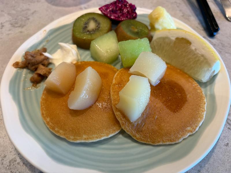 実際にいただいた朝食のパンケーキとフルーツ