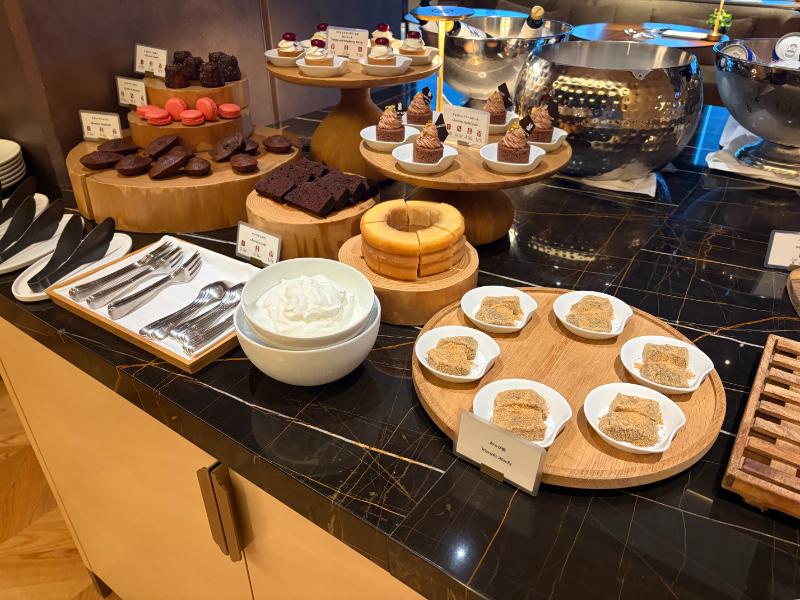 リッツカールトン福岡 クラブラウンジ ディナー前オードブル ケーキ・マカロンコーナー