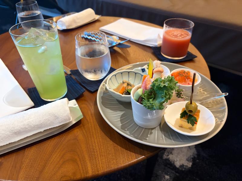 リッツカールトン福岡 クラブラウンジ ディナー前オードブル 軽食風プレートとドリンク