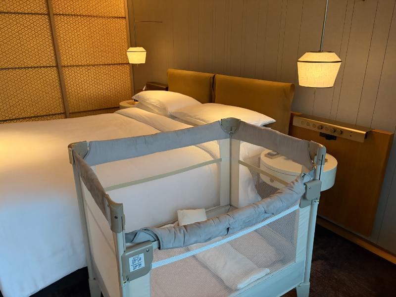 リッツカールトン福岡 客室 ベッドとベビーベッド