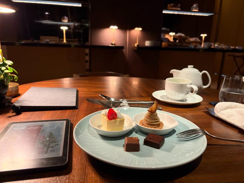 リッツカールトン福岡 クラブラウンジ 夜 デザートプレートとお茶