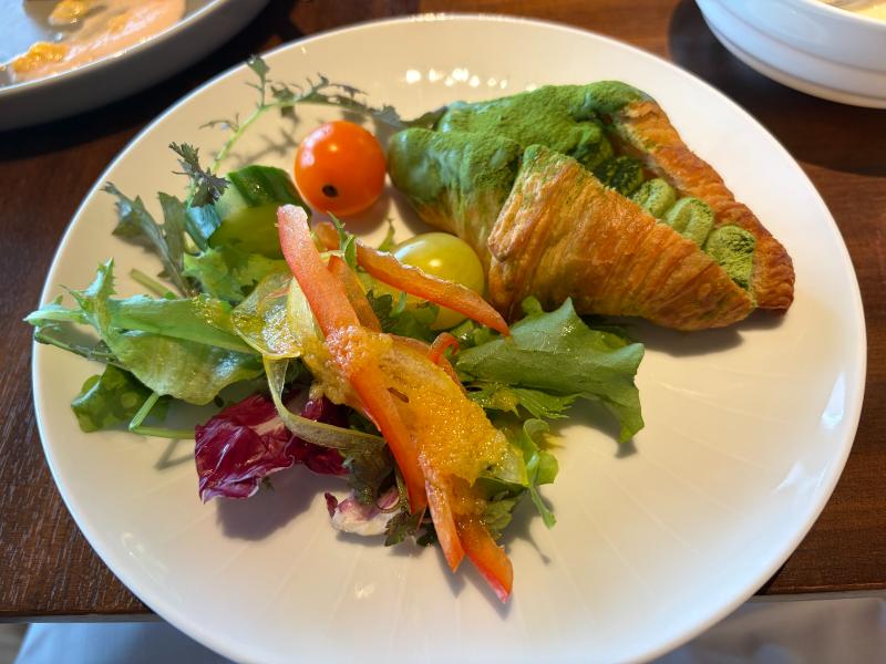 リッツカールトン福岡 朝食 抹茶クロワッサンとサラダ