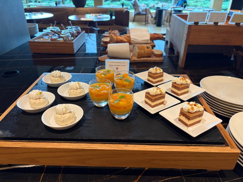 リッツカールトン福岡 クラブラウンジ 軽食 デザート オレンジゼリーとケーキ