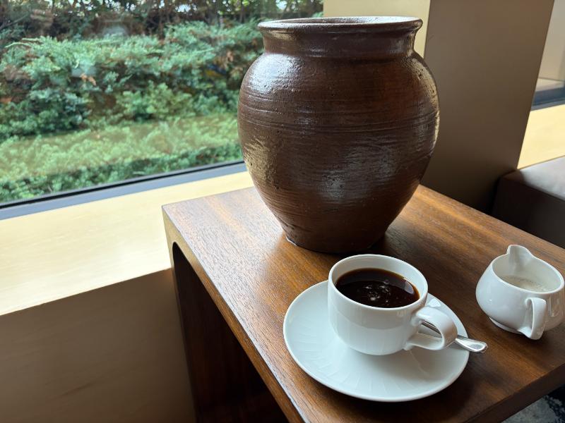 リッツカールトン福岡 クラブラウンジ 窓際テーブルとコーヒー