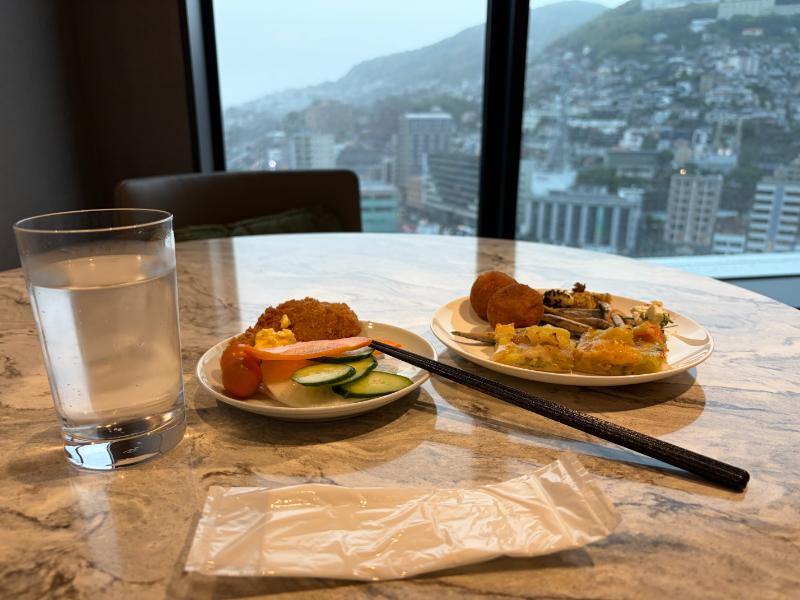 長崎マリオットホテルで長崎の山並みを眺めながらいただいた軽食