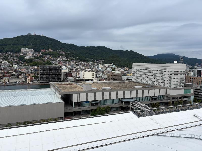 長崎マリオットホテル客室から見た昼の長崎市街・稲佐山方面の眺め