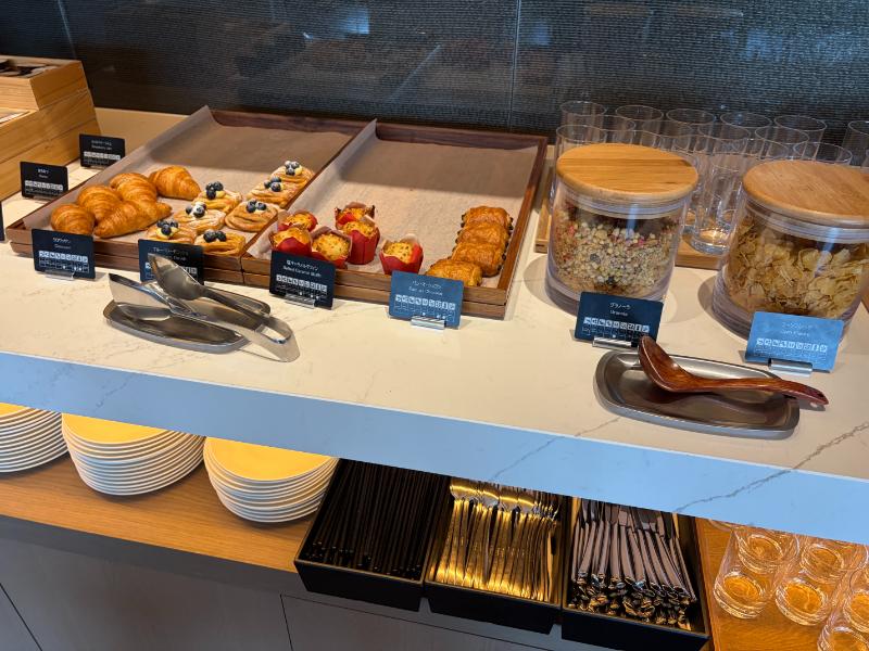 長崎マリオットホテルMクラブ朝食のクロワッサン・デニッシュ・マフィン・グラノーラ